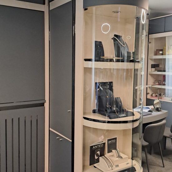 Realizzazione arredamento per Veneruz Gioielli a Castellanza