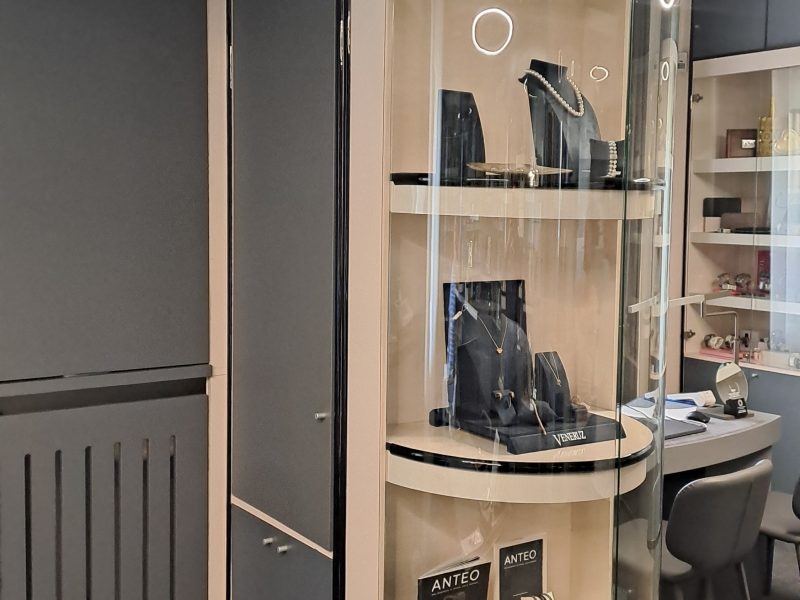 Realizzazione arredamento per Veneruz Gioielli a Castellanza